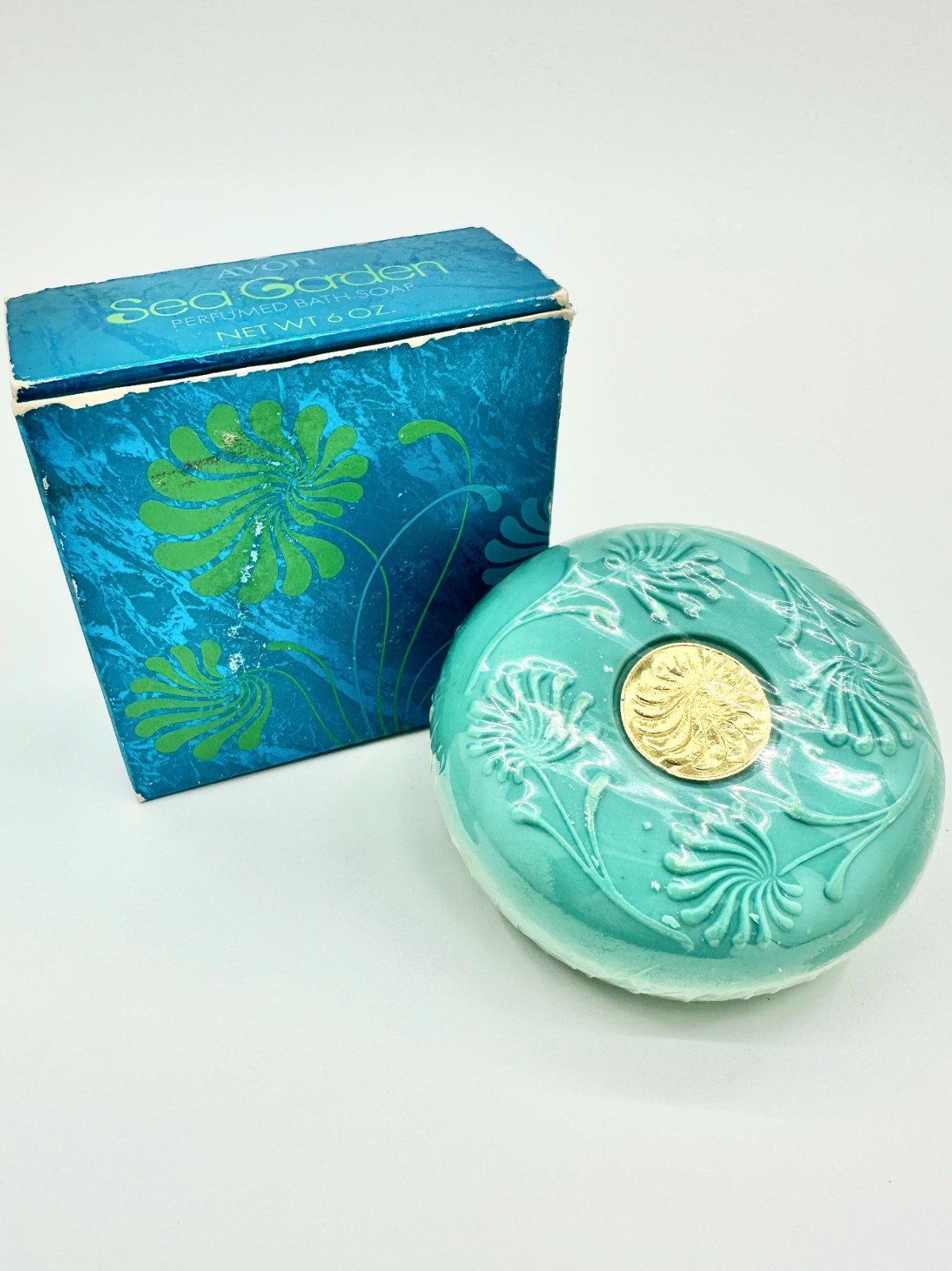Vintage Avon Sea Garden Perfumed Bath Soap 6 oz Round Embossed Gold Seal w/ Box