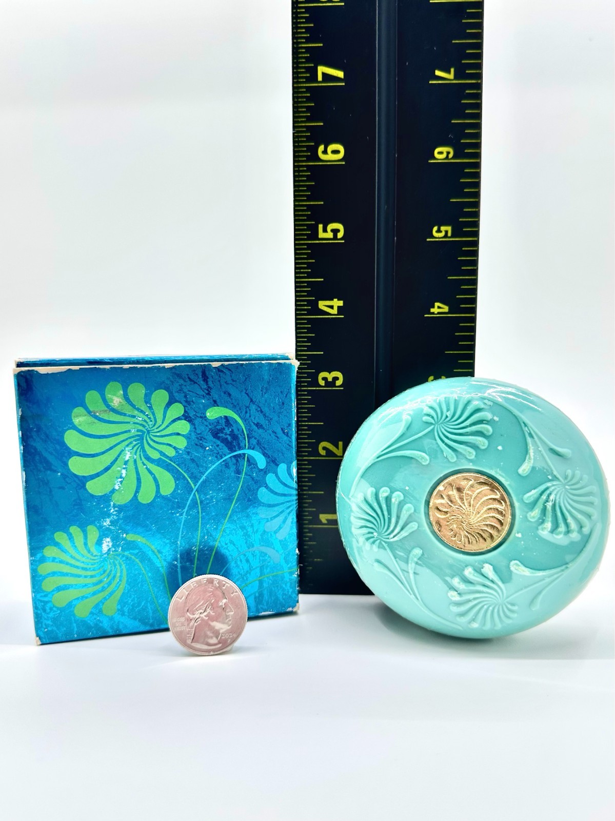 Vintage Avon Sea Garden Perfumed Bath Soap 6 oz Round Embossed Gold Seal w/ Box