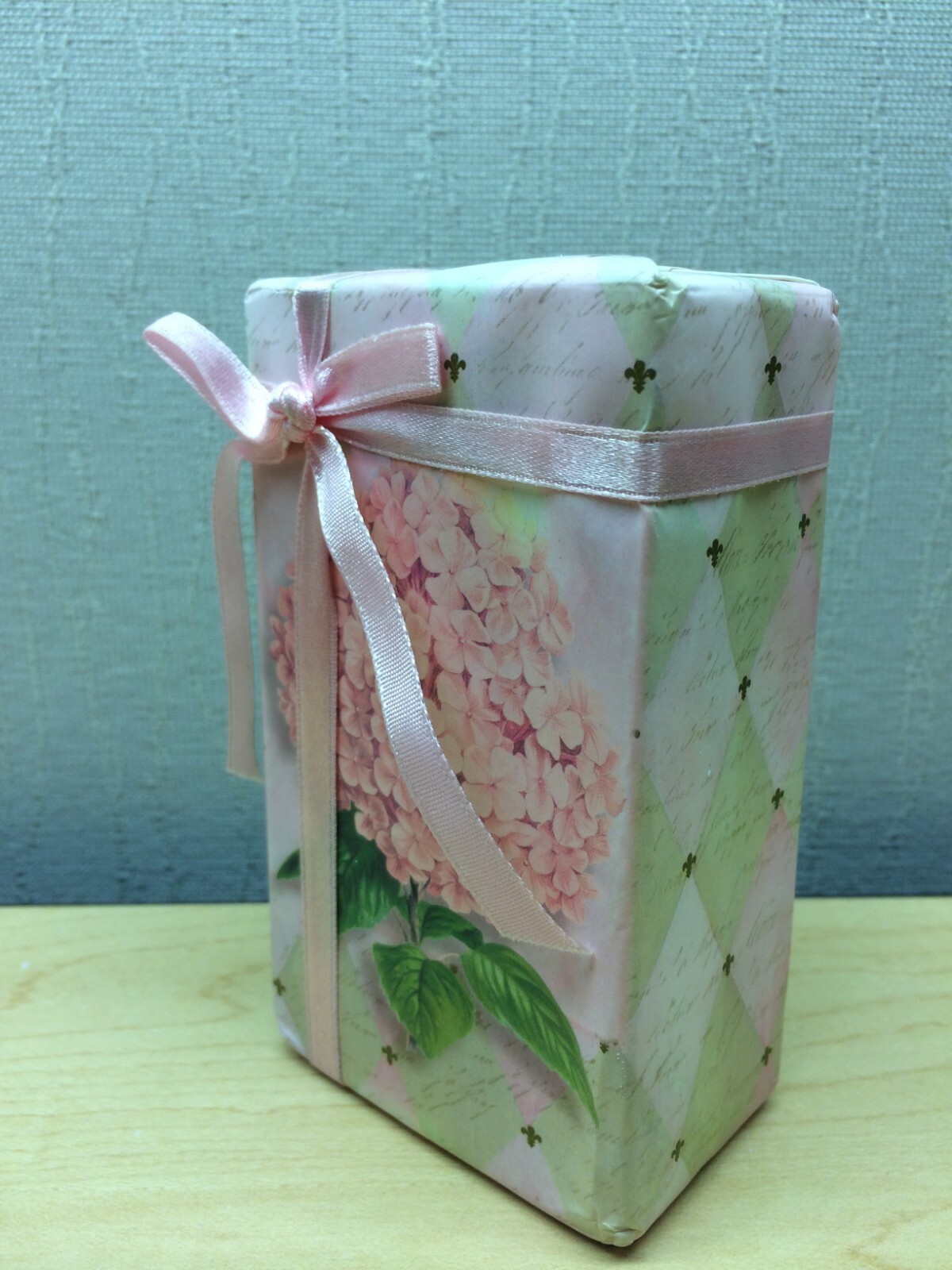 French Milled Vegetable Soap Pink Bow Gift Wrap Paper 350g 12.5oz