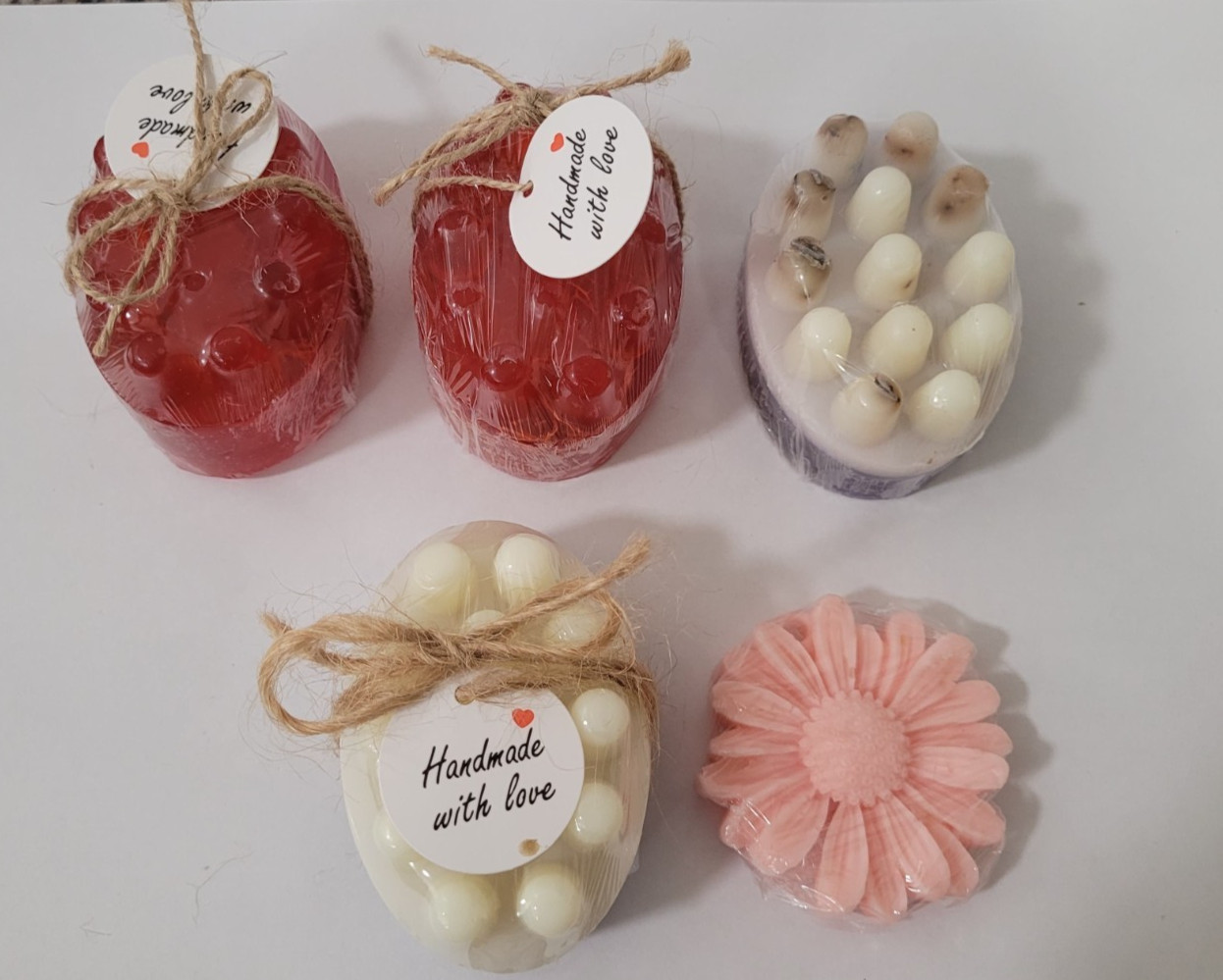 2 Loofah soaps with honey and vitamin E 2 Lavender soaps with vitamin E 1 Oatmea