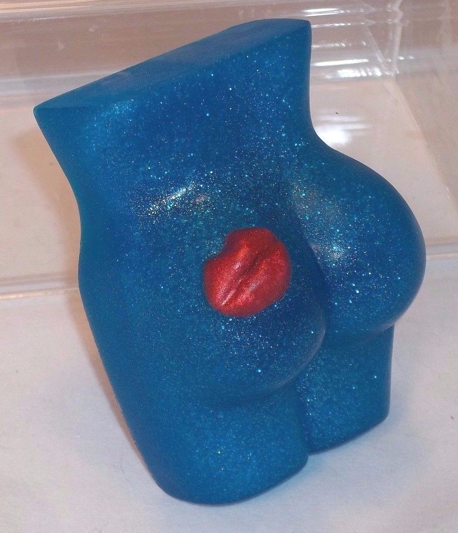 Beach Bum, our bathing booty in rich blue in the scent of Davidoff’s “Cool Water