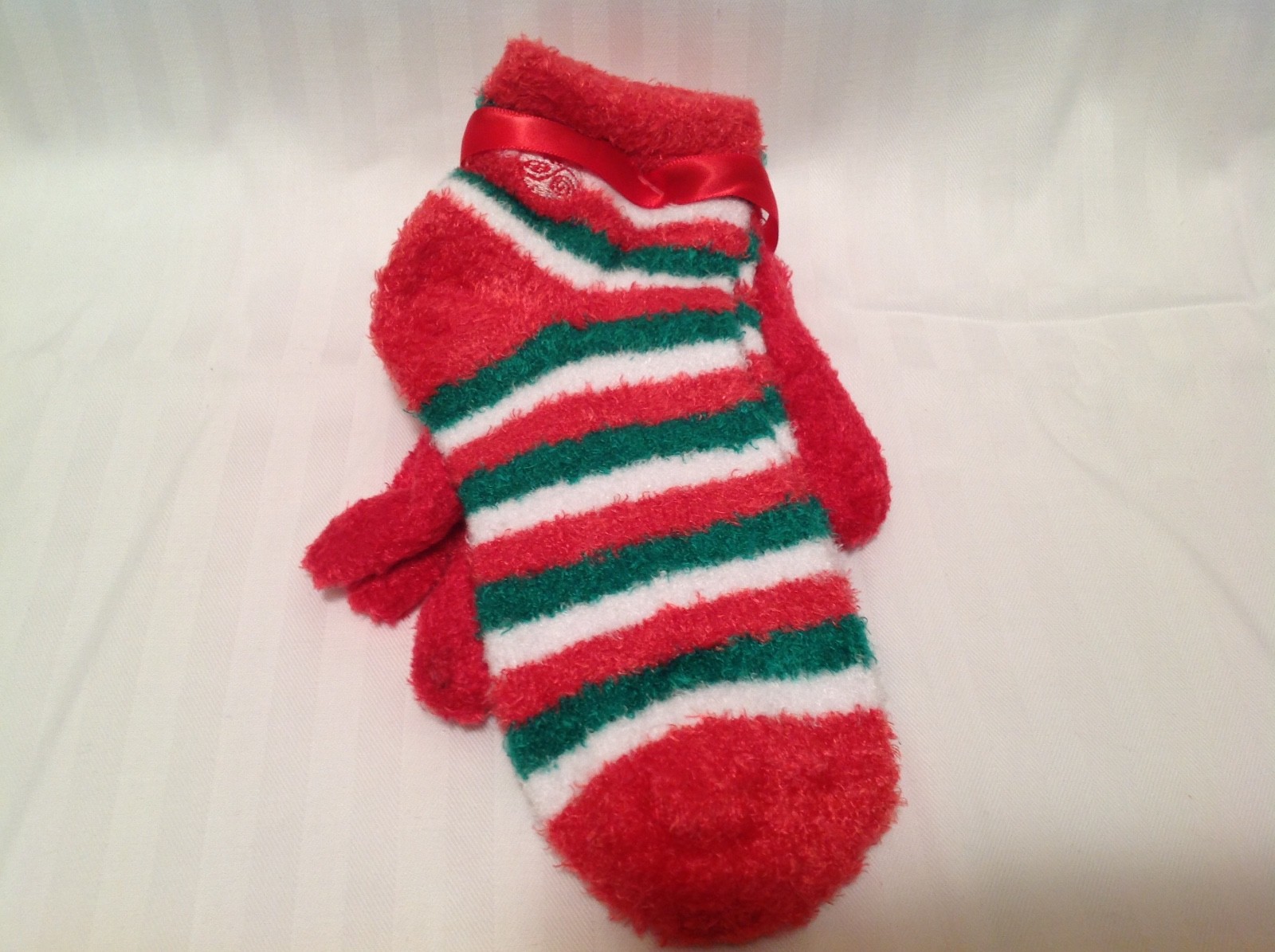 Earth Therapeutics Aloe Moisture Gloves & Socks 2-pk Gift Set Red/ White/Green