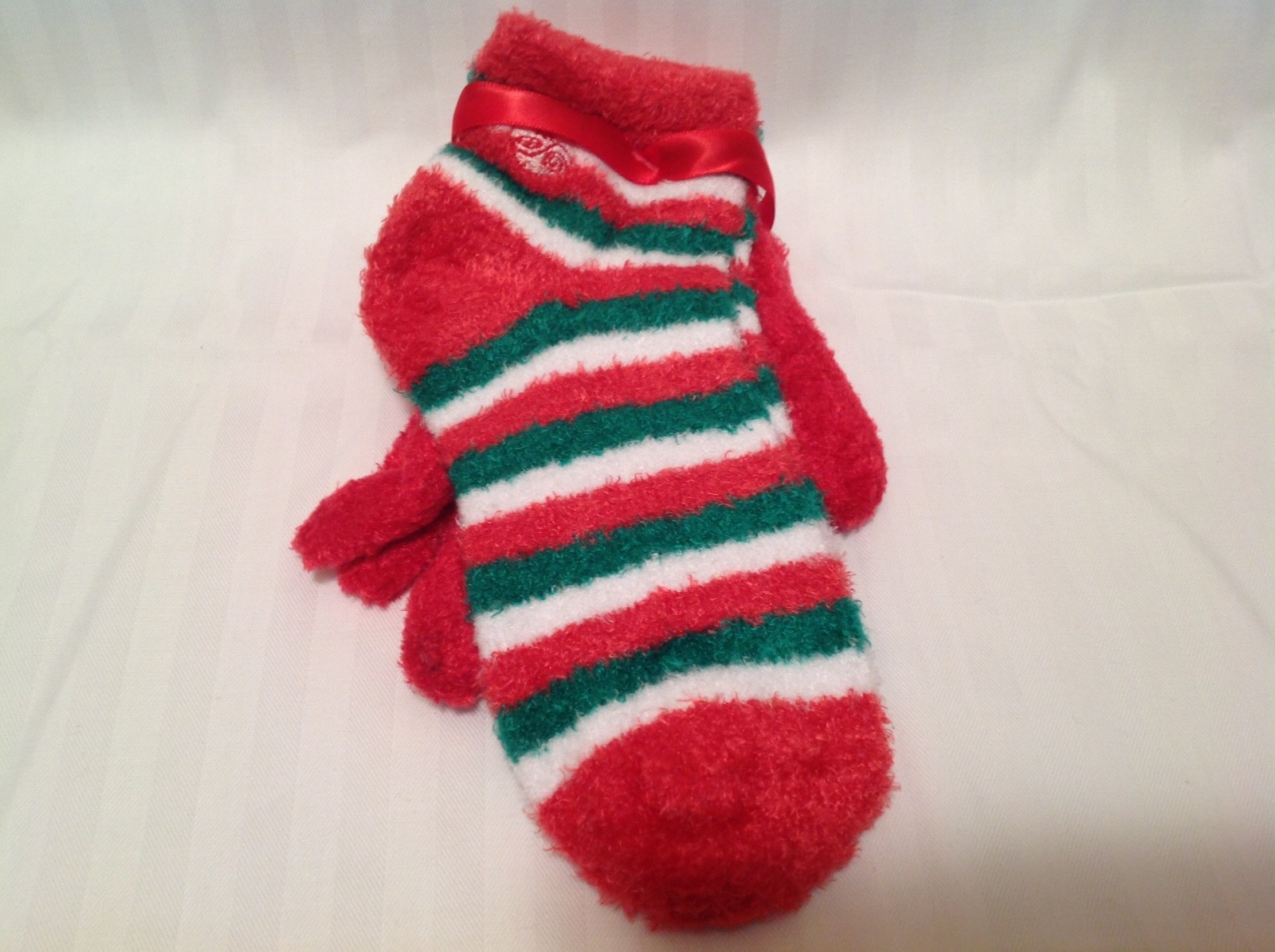 Earth Therapeutics Aloe Moisture Gloves & Socks 2-pk Gift Set Red/ White/Green