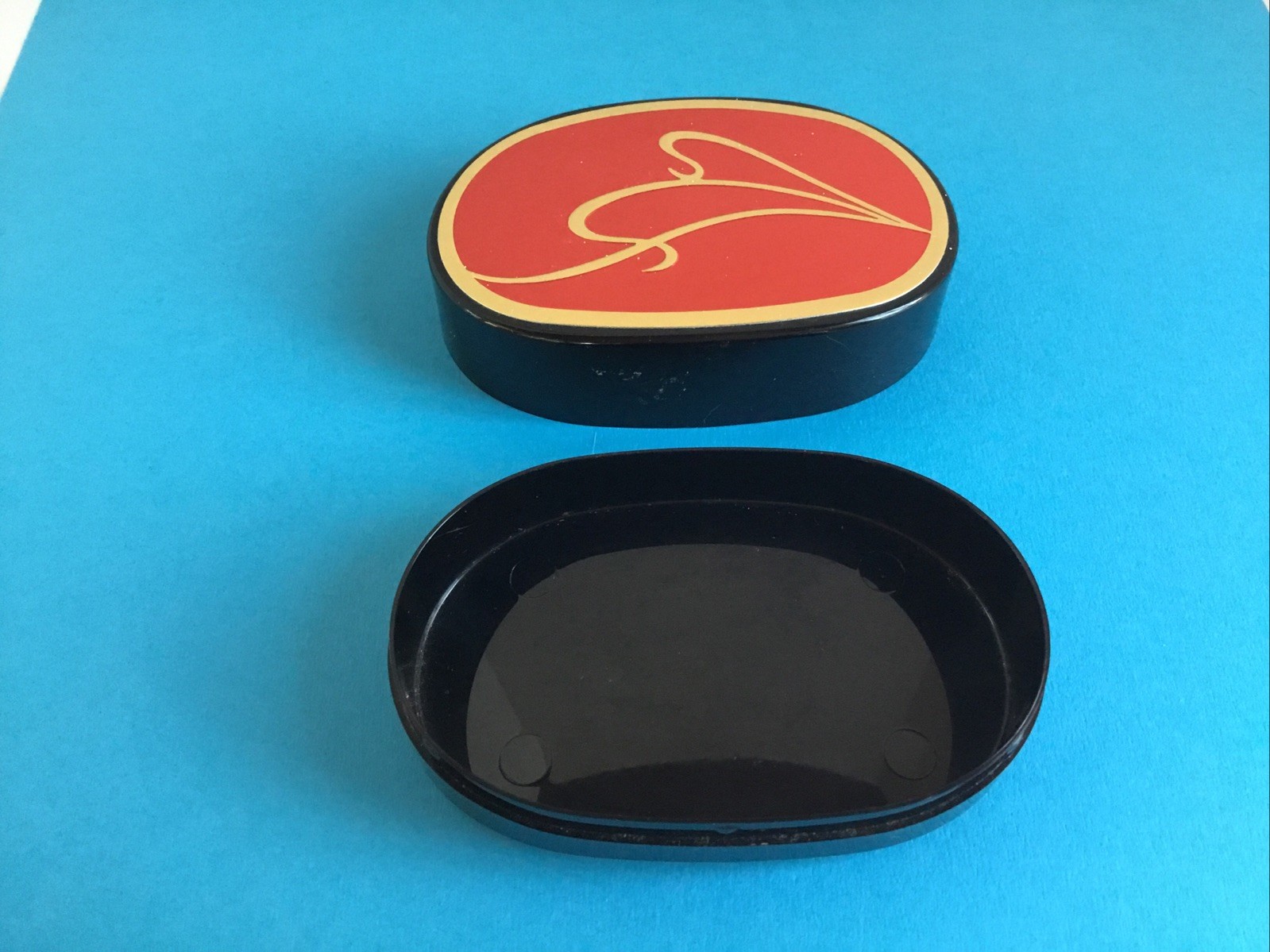 Vintage Maxim’s De Paris empty Perfumed Bath Soap lacquer box / trinket box EUC