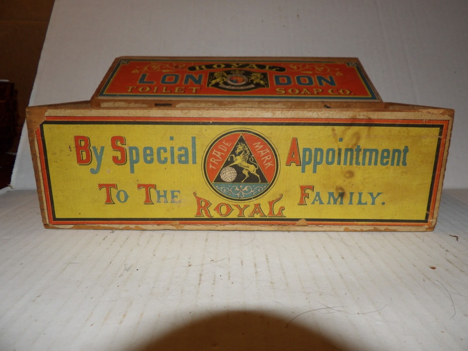 RARE Antique Royal London Toilet Soap Co. Box Great Graphics