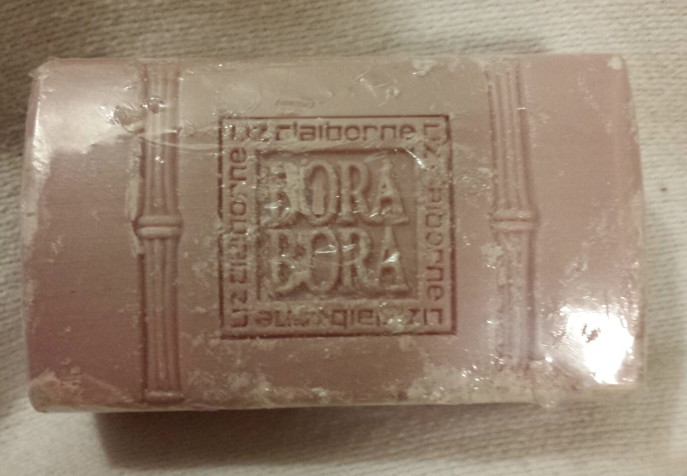 Bora Bora Cleansing Bar Liz Claiborne 5.5 oz Soap Bar Pink + 2 Scrubbies Lot