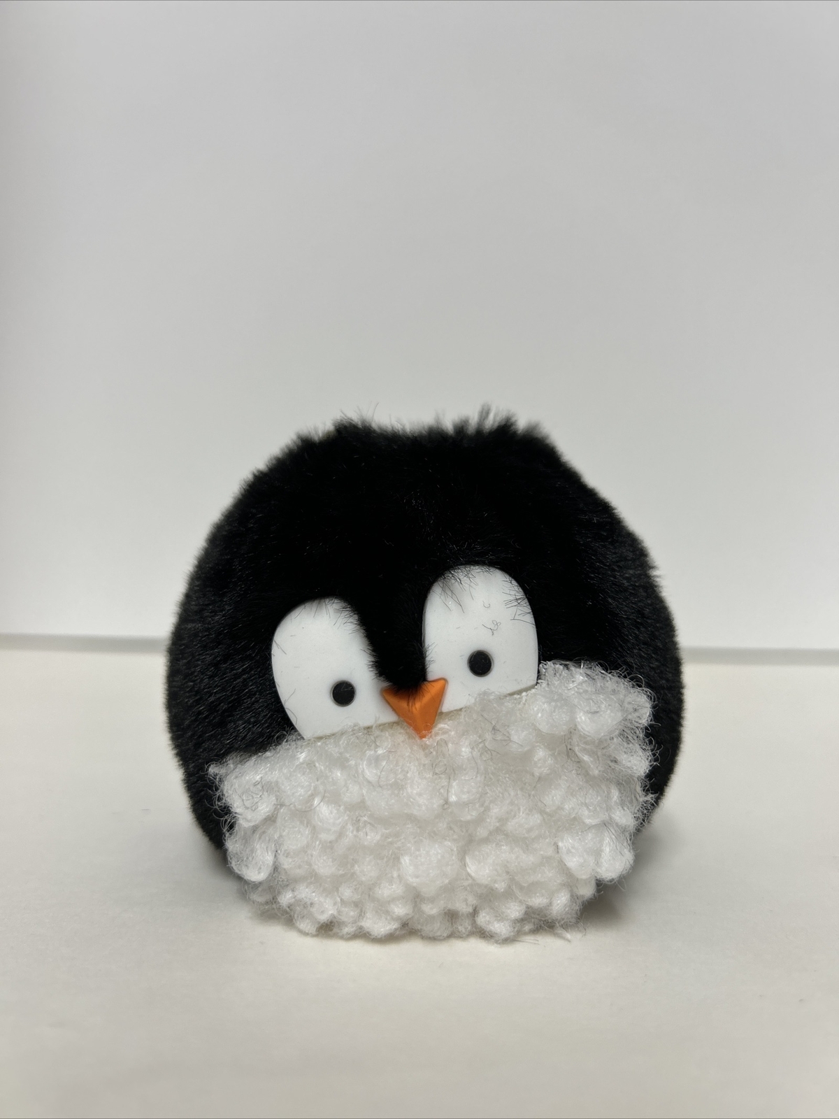 Bath & Body Works White And Black Fluffy Penguin Pocketbac Gel holder NWT *Read*