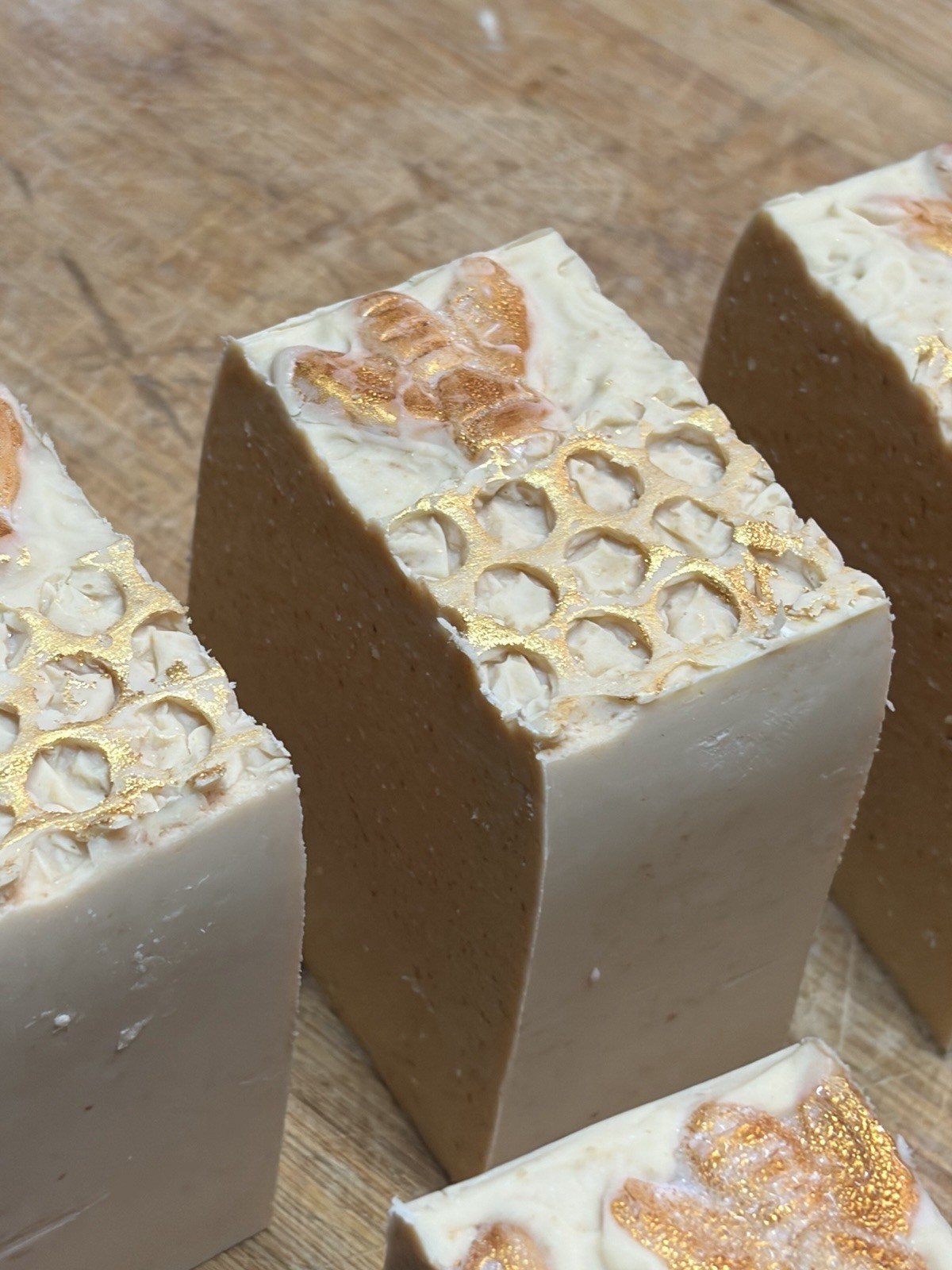 Natural soap Cold process goat’s milk, oats and honey Body and face 5-6 Onz