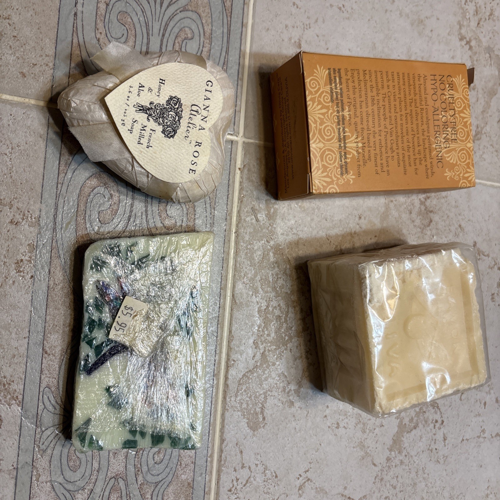 Lot of 4 Sealed Unused Luxury Bar Soaps Honey And Aloe ,olive Oil / Mandarin