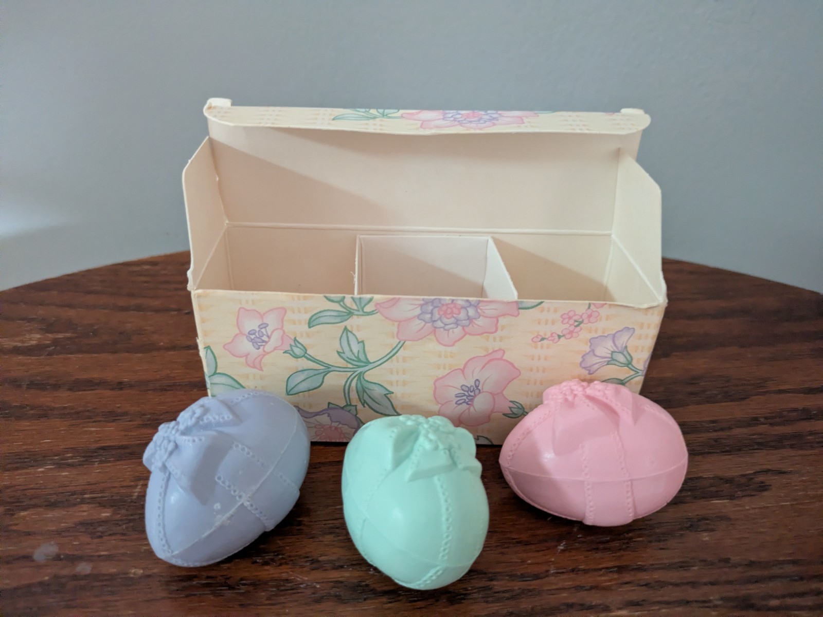 VTG Avon “PASTEL ‘N PRETTY” Bowed Easter Egg Soap 3 pcs Spring Purple Pink Green