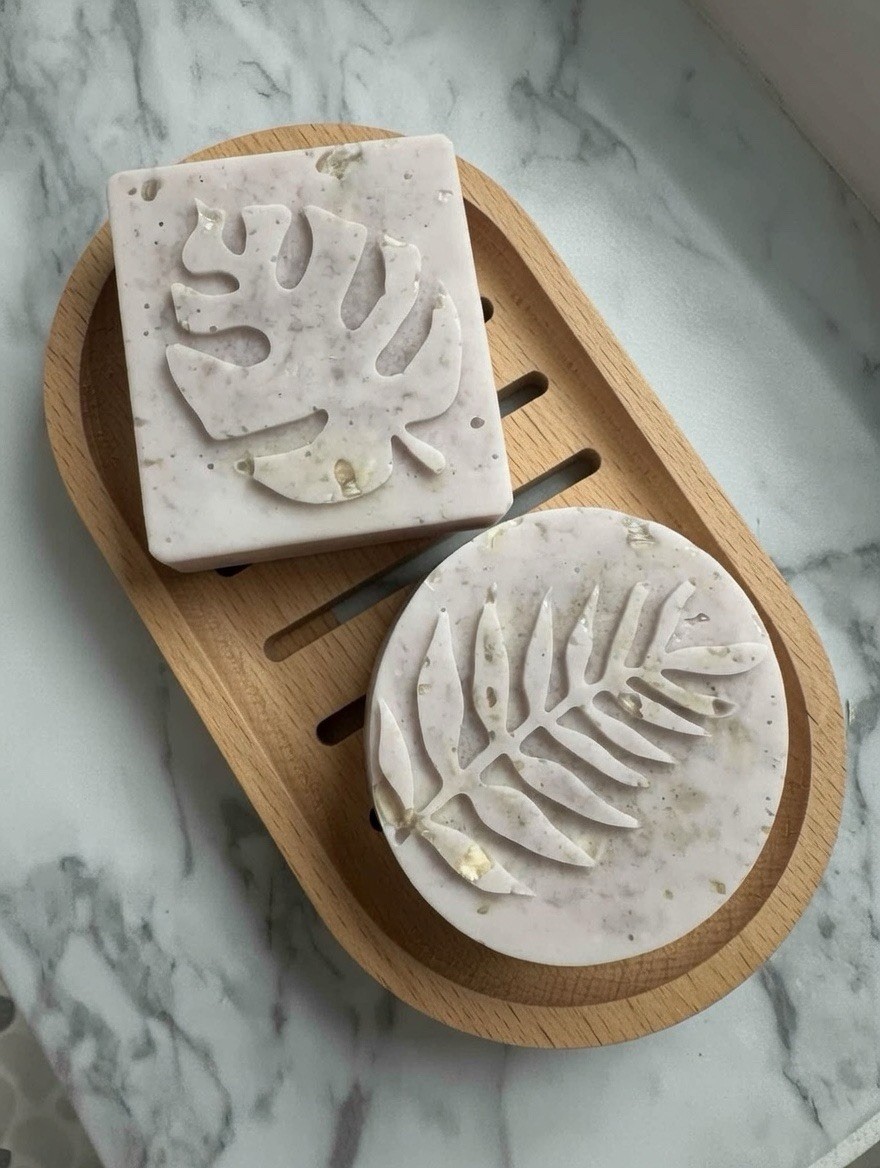 NEW!! 2 White Oak & Vanilla Goats Milk Exfoliating Soap with Soap Dish