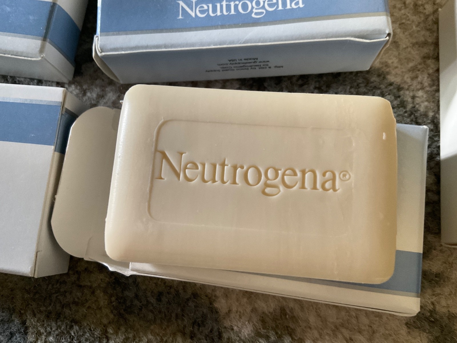 Neutrogena French Milled Bath Soap White Bar Travel Size Hotel Guest Lot of 27 N