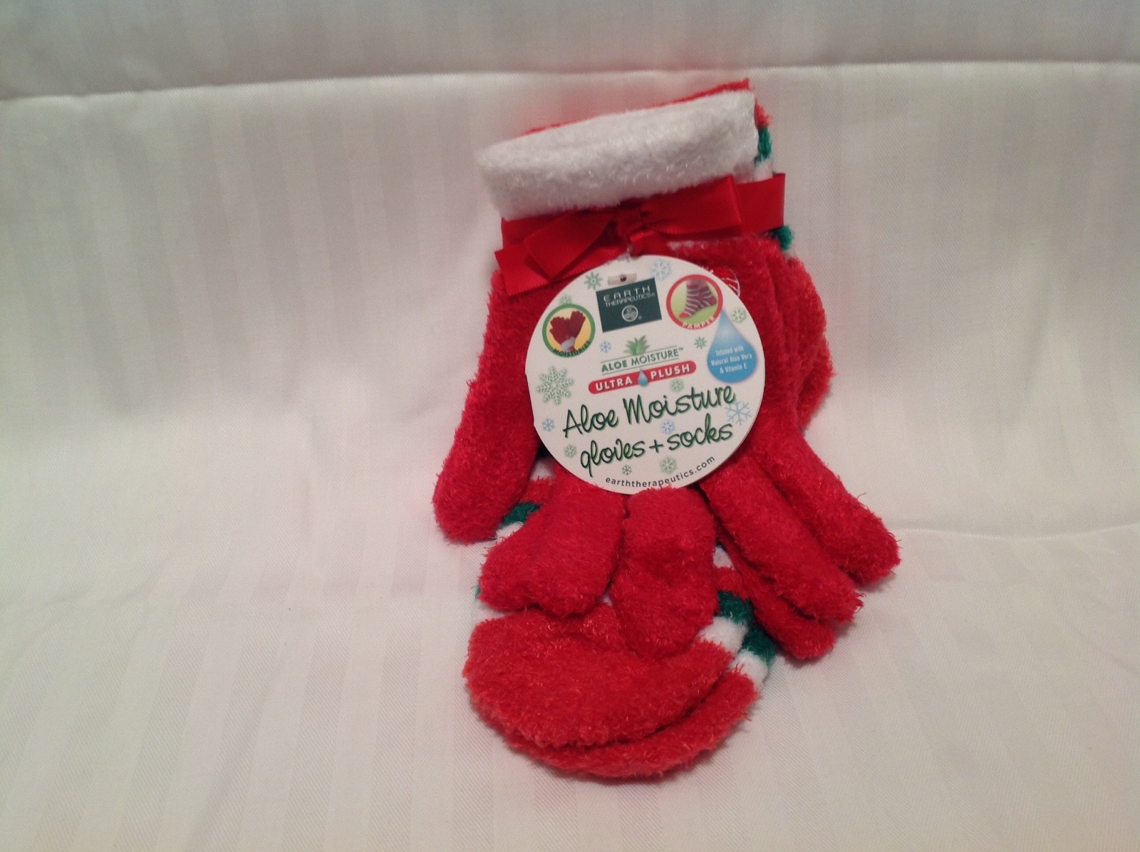 Earth Therapeutics Aloe Moisture Gloves & Socks 2-pk Gift Set Red/ White/Green