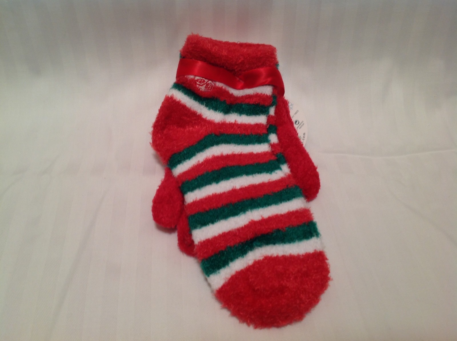 Earth Therapeutics Aloe Moisture Gloves & Socks 2-pk Gift Set Red/ White/Green