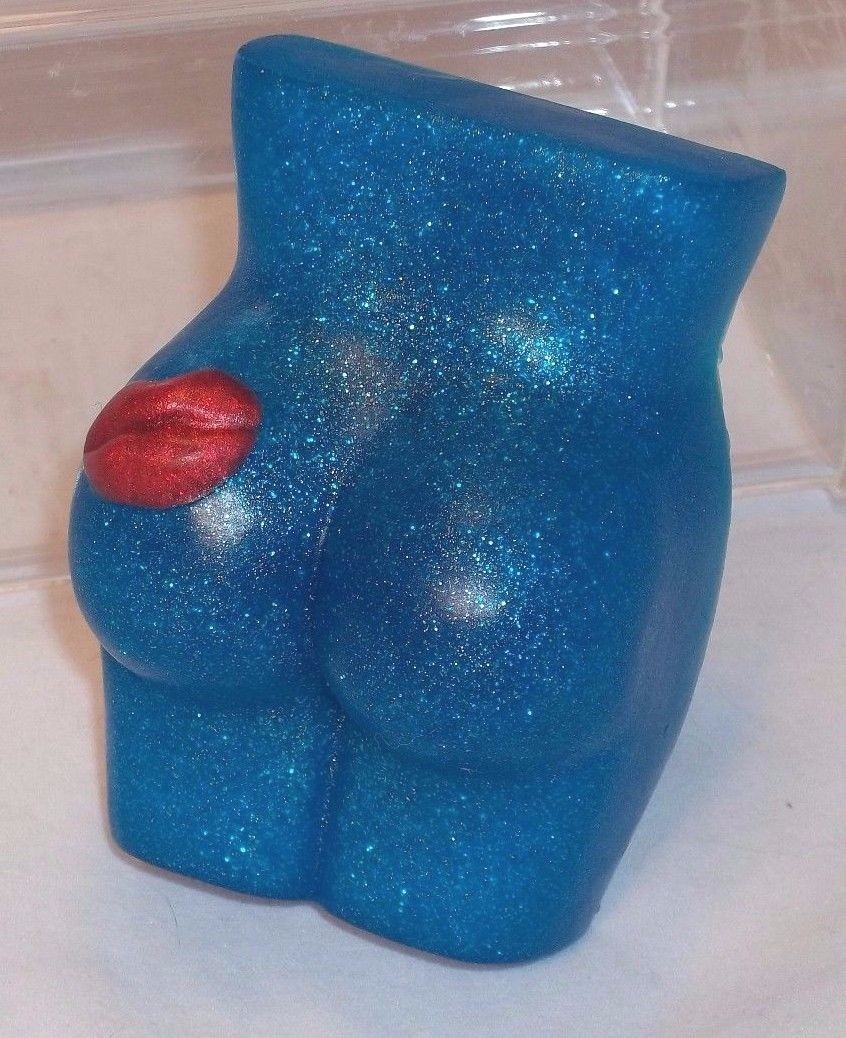 Beach Bum, our bathing booty in rich blue in the scent of Davidoff’s “Cool Water