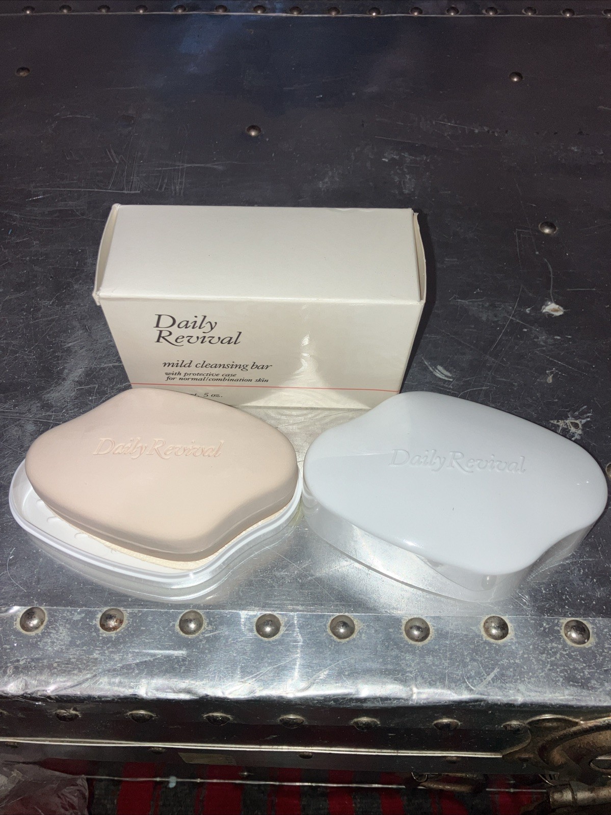 Avon Daily revival Mild cleansing bar with protective case 5 Oz NEW