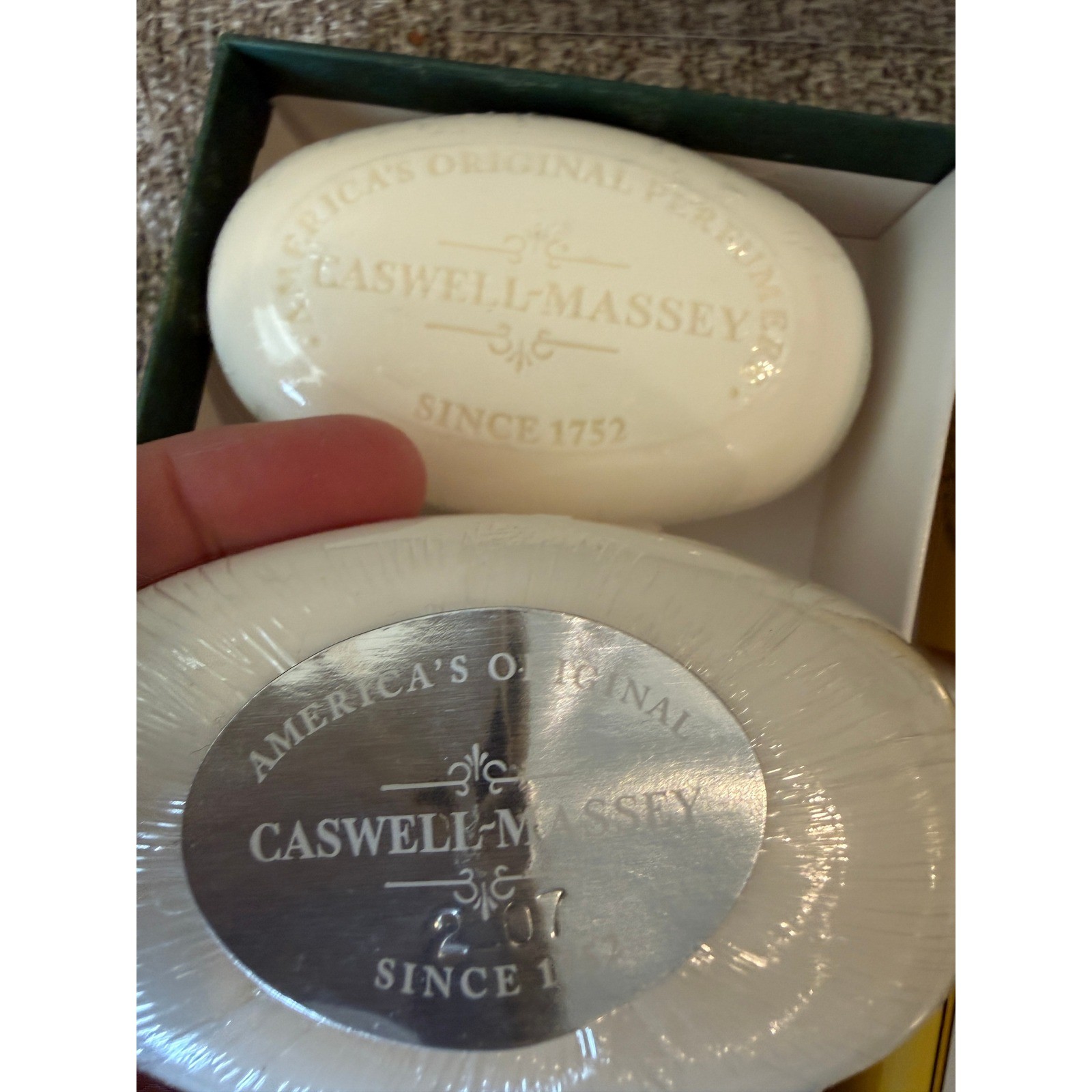 Caswell-Massey Almond Cold Cream Soap Gift Set 4 Bars Amande Total NEW