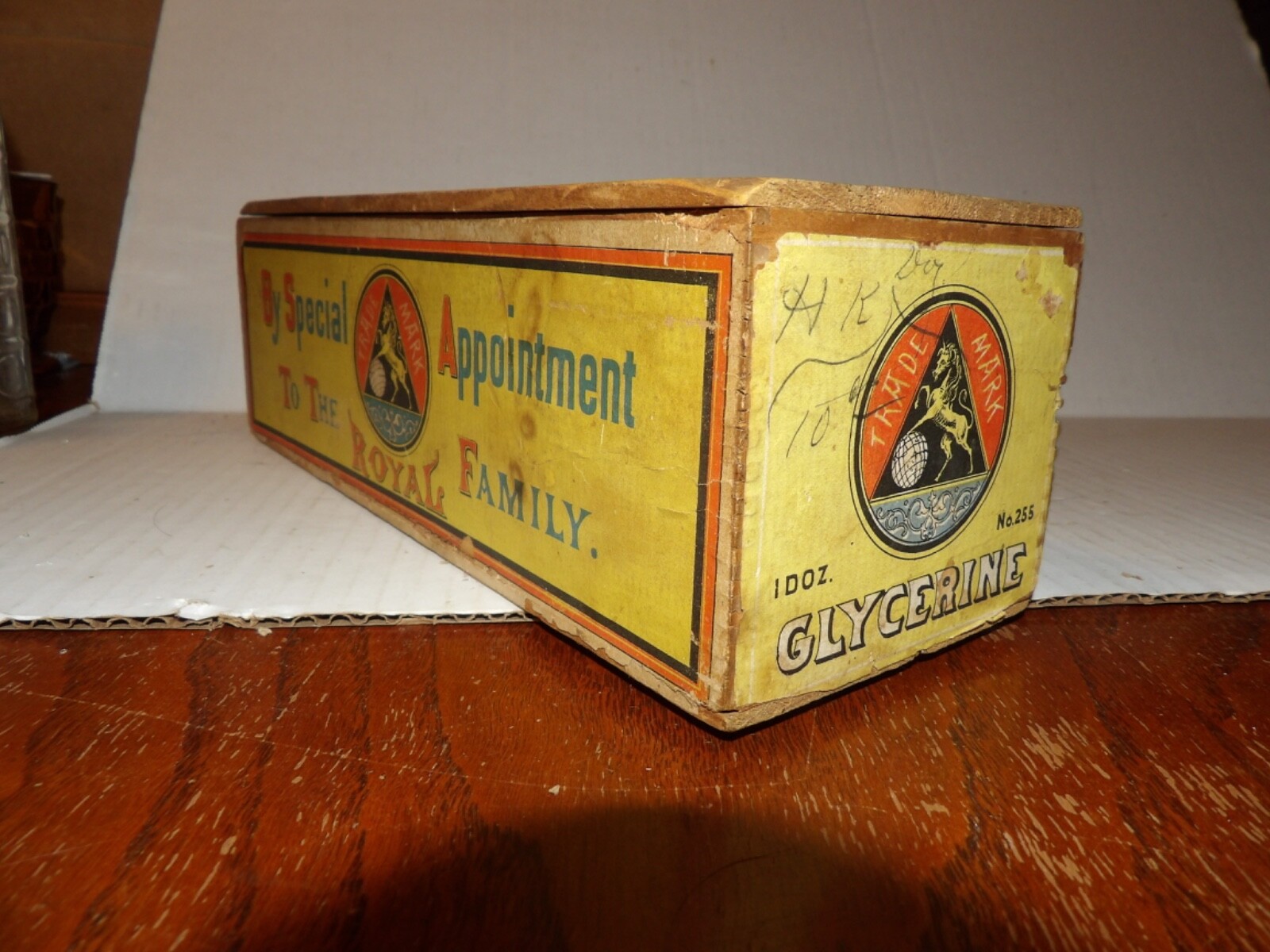RARE Antique Royal London Toilet Soap Co. Box Great Graphics
