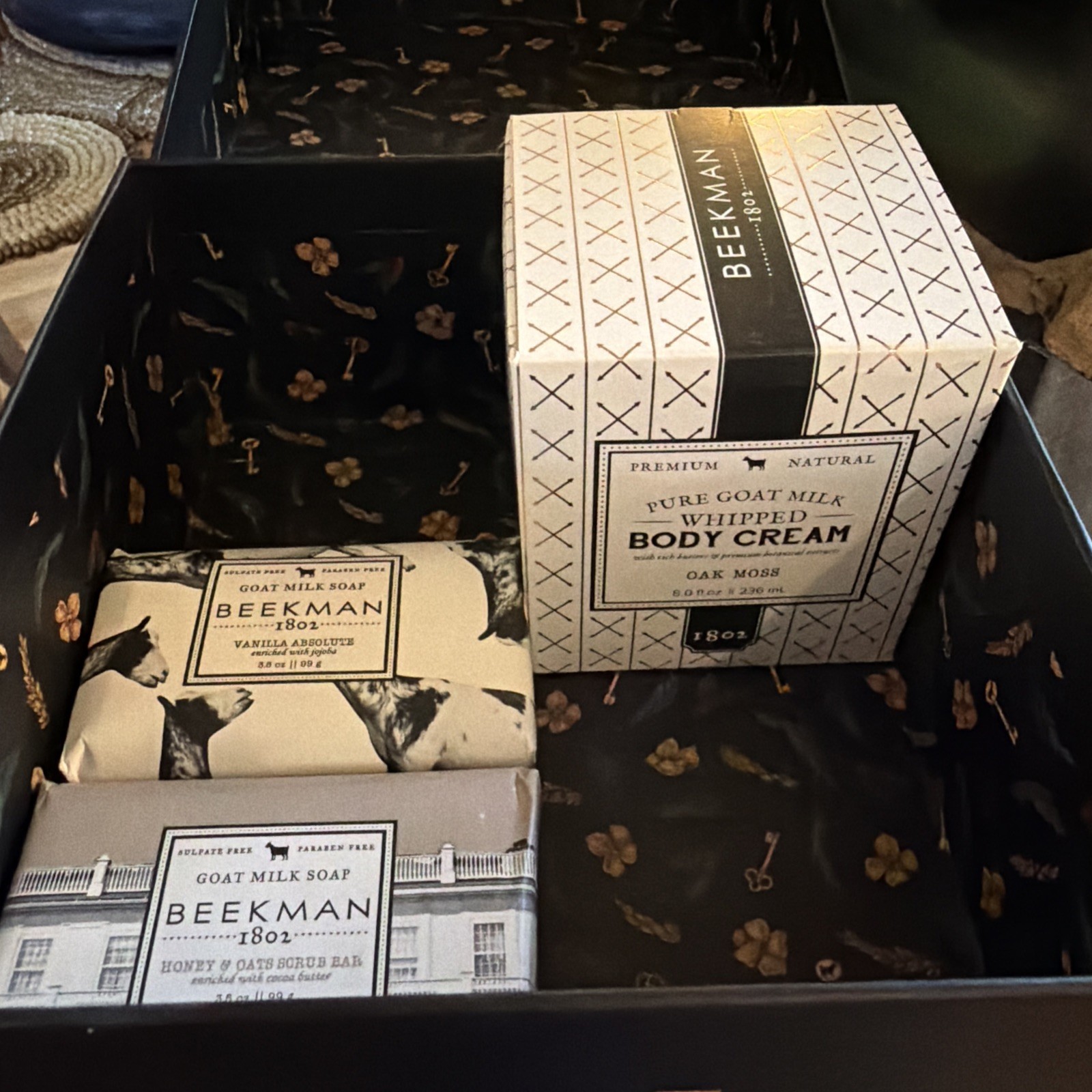 Beekman Oak Moss Whipped Body Crema And Bars Of Soap