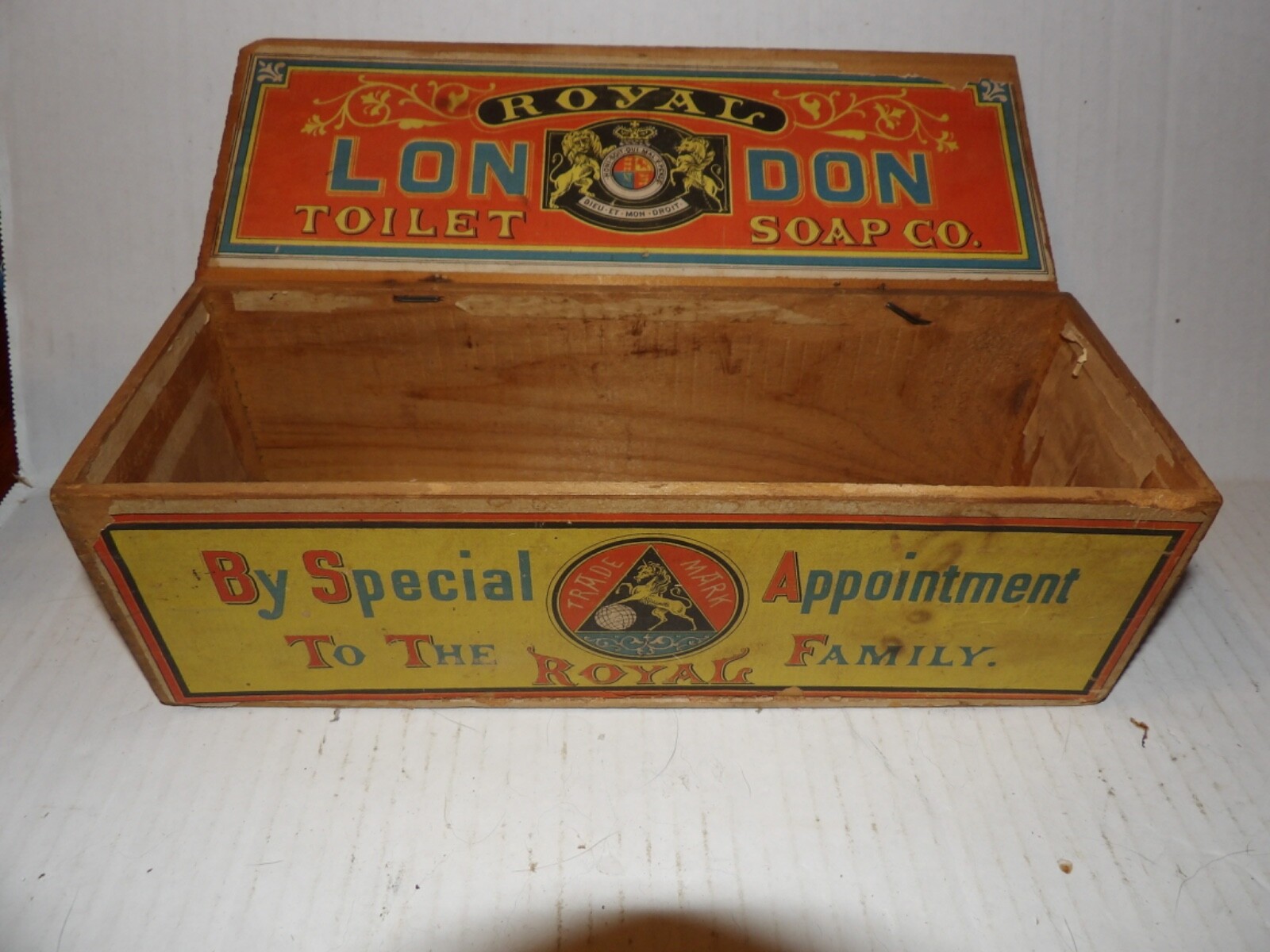 RARE Antique Royal London Toilet Soap Co. Box Great Graphics