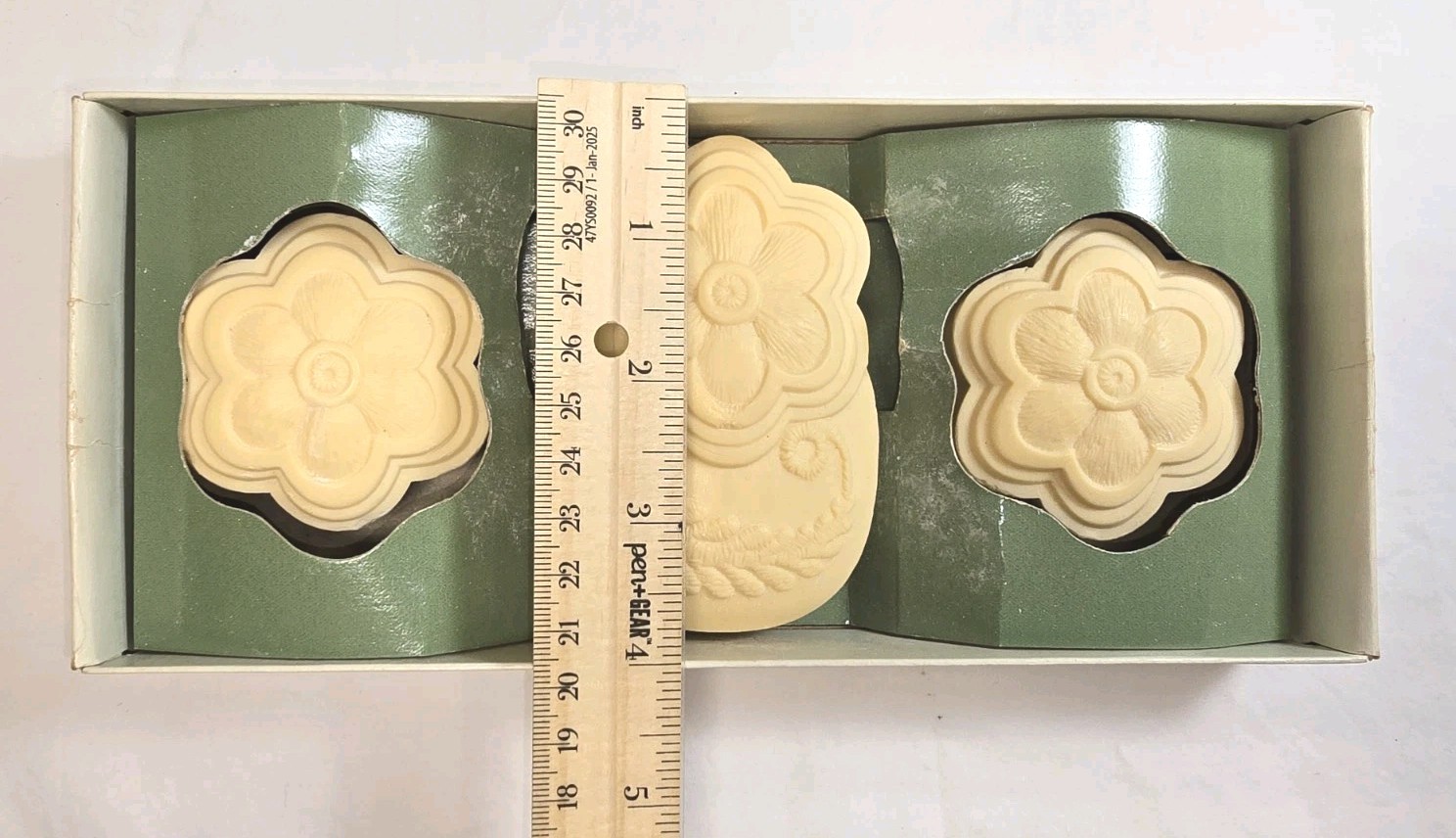 Vintage Venise Perfumed Soap Boxed Set 3 Shaped Bars 7.75 oz Total