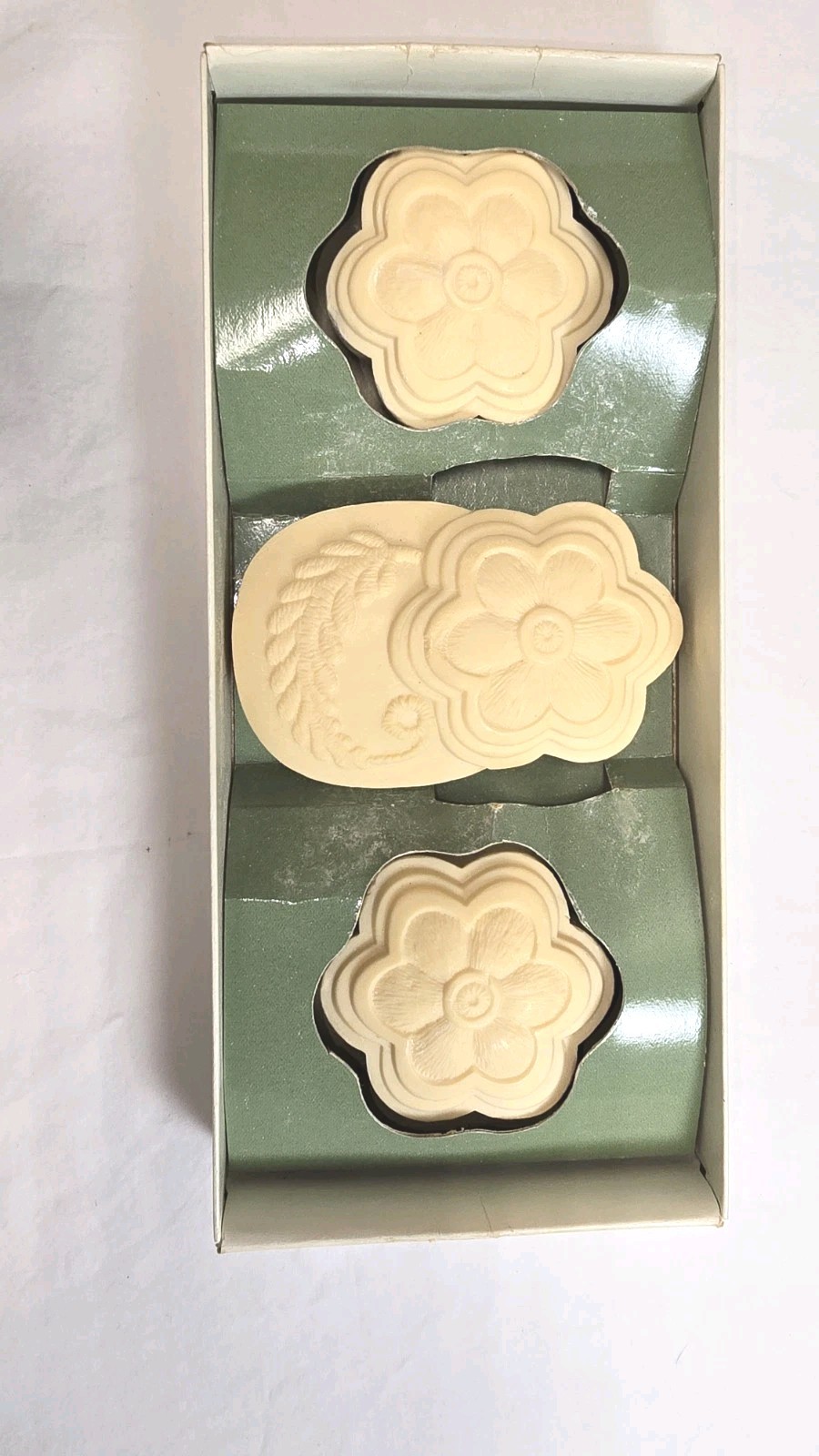 Vintage Venise Perfumed Soap Boxed Set 3 Shaped Bars 7.75 oz Total