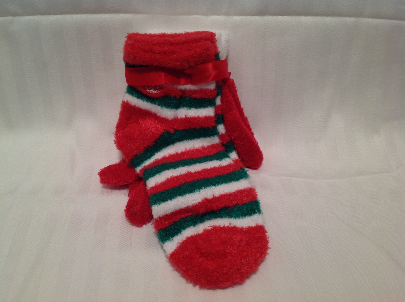 Earth Therapeutics Aloe Moisture Gloves & Socks 2-pk Gift Set Red/ White/Green