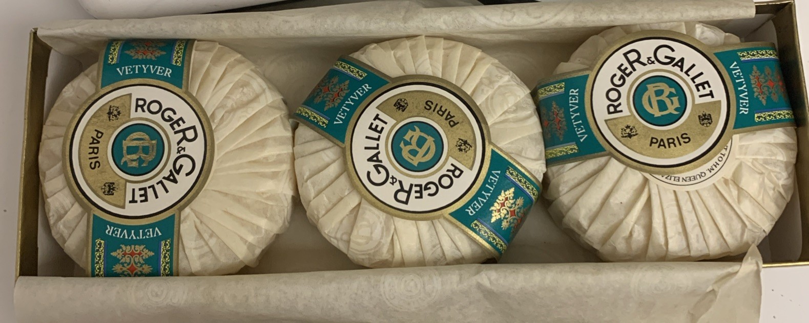 (1) ROGER & GALLET VETYVER VETIVER SOAP THREE 3.5 Oz DISC Bars Wrapped View