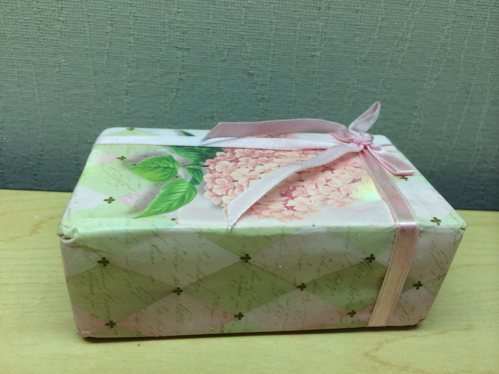 French Milled Vegetable Soap Pink Bow Gift Wrap Paper 350g 12.5oz