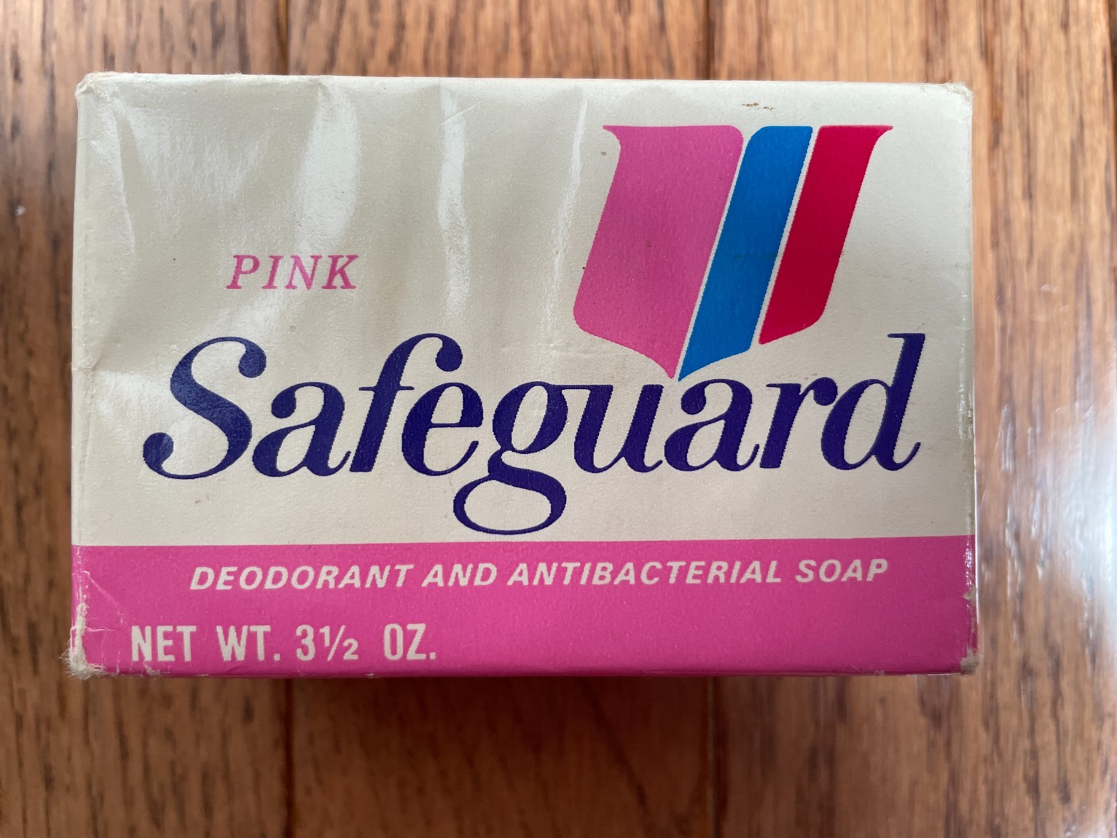 Vintage Pink SAFEGUARD Deodorant & Antibacterial Bar Soap 3.5 oz. Retro Prop NOS