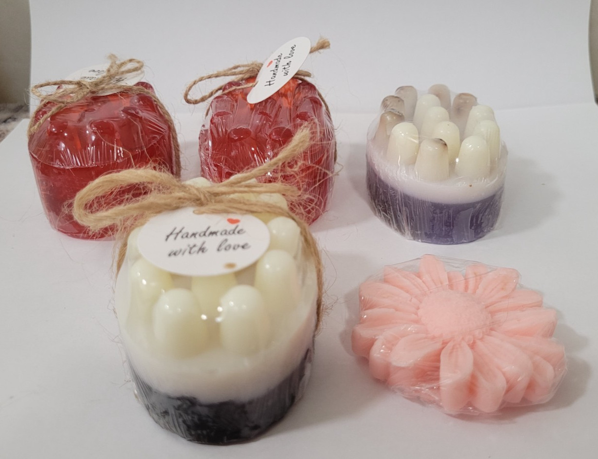 2 Loofah soaps with honey and vitamin E 2 Lavender soaps with vitamin E 1 Oatmea